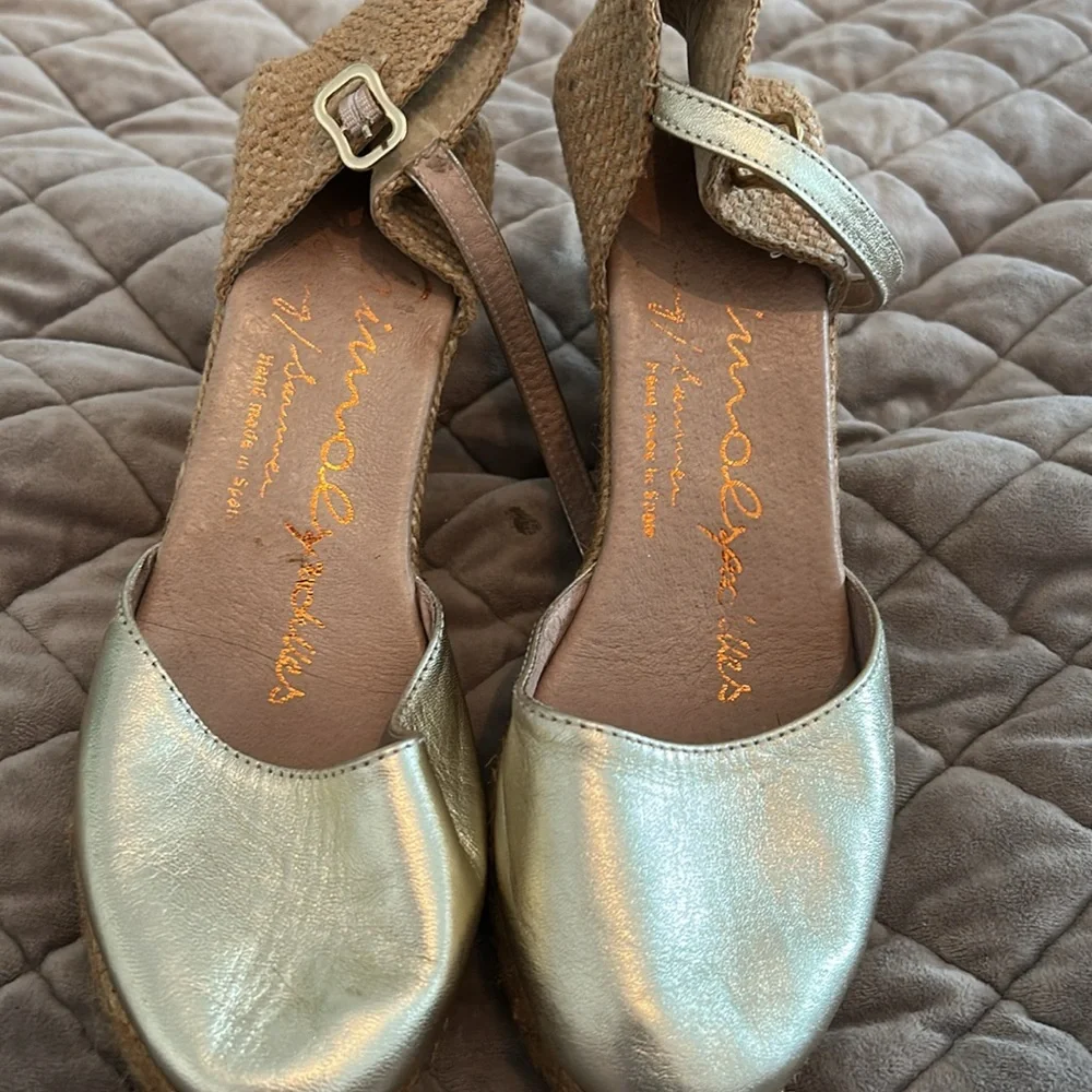 Elegant Gold Wedge Sandals - Picture 2 of 4